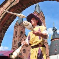 Gaukler auf Stelzen Foto:H.Müller (C)tb Gaukler auf Stelzen Foto:H.Müller (C)tb