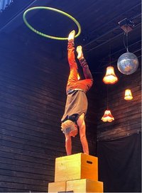 Hoop-Handstand Foto: Leo Wieseckel (c)fm Hoop-Handstand Foto: Leo Wieseckel (c)fm